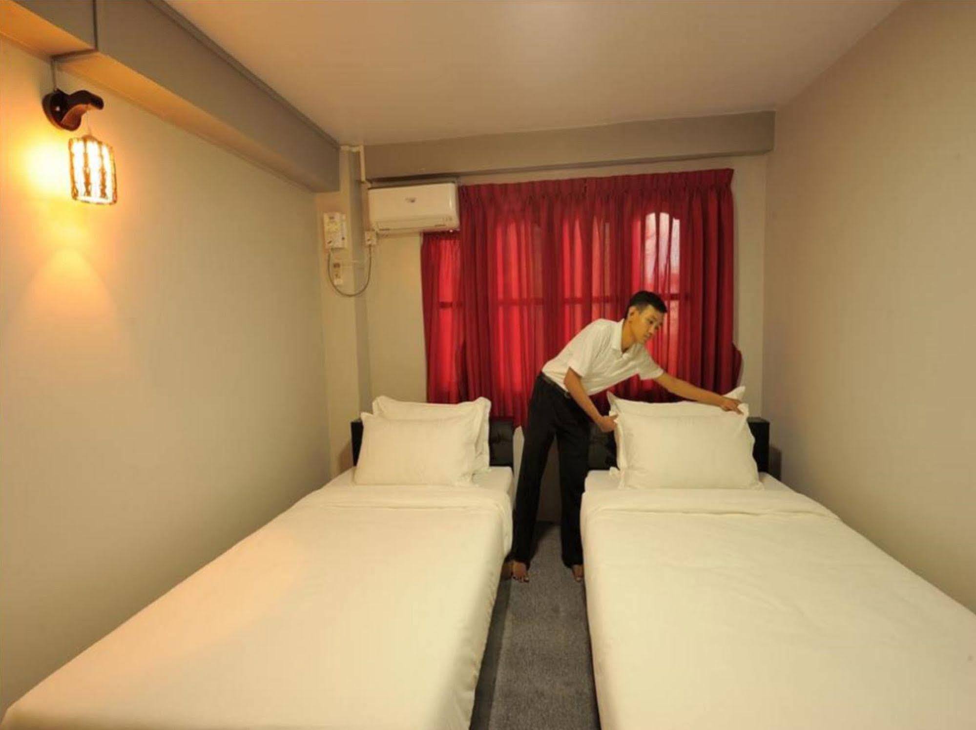 Space Boutique Hostel Yangon Ngoại thất bức ảnh